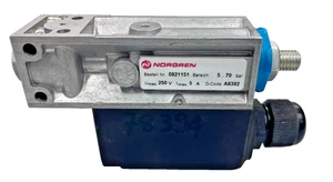 Norgren 8D 0821151 Electro-Mechanical Pressure Switch 5...70 bar FLANGE - Picture 1 of 4