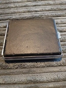 Lata de cigarrillos vintage de cuero negro y metal #7 en buen estado - Imagen 1 de 6