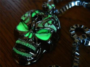HALLOWEEN PROP COSTUME SUPER GLOW IN THE DARK Large SKULL PENDANT NECKLACE - Picture 1 of 1
