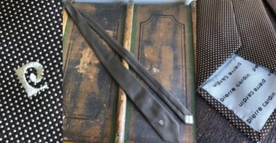 DE COLECCIÓN PIERRE CARDIN MARRÓN POLIÉSTER PUNTEADO CUELLO CORBATA ALGODÓN MARRÓN CREMA LOGO USADO EN EXCELENTE ESTADO Foto 1 de 4