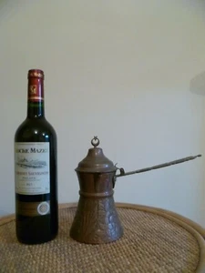 AN ANTIQUE, ARABIC COPPER DALLAH COFFEE POT. ANTIQUE ISLAMIC DALLAH COFFEE POT - Picture 1 of 10
