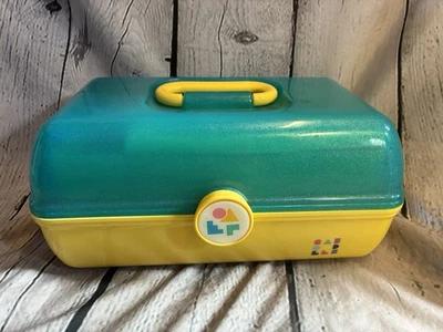 Caja de Maquillaje Caboodles Brillo Verde Azulado Sobre Amarillo Estuche Tren Bandejas Deslizables De Colección Años 90 Usado en Excelente Condición Foto 1 de 4