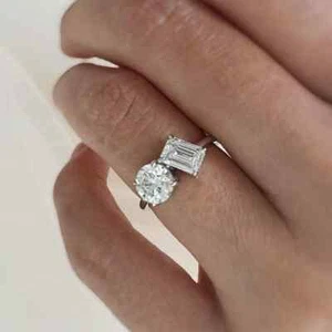 Anello due pietre Toi Et Moi tondo e taglio smeraldo argento sterling moissanite per lei - Foto 1 di 3