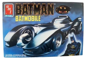 AMT ERTL 1989 Batman Batmobile 1:25 Model Kit #6877 BRANDNEU FACTORY SEALED - Bild 1 von 3
