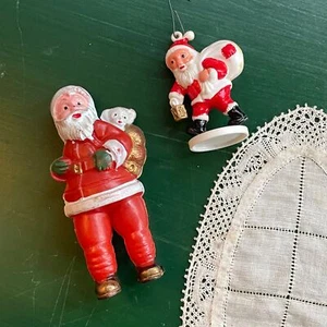 2 adornos vintage de plástico para árbol de Papá Noel de 4" y 2,5" pintados en Hong Kong - Imagen 1 de 2