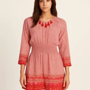 Nuovo con etichette!! Abito rosso pom pom e nappe taglia M geometrico smocked manica 3/4 leggero - Foto 1 di 2