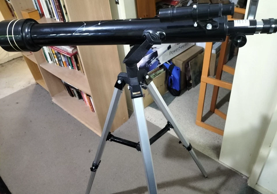 National Geographic Refractor Telescope, WRONG EYEPIECES, carry case & tripod - Image 1 of 4