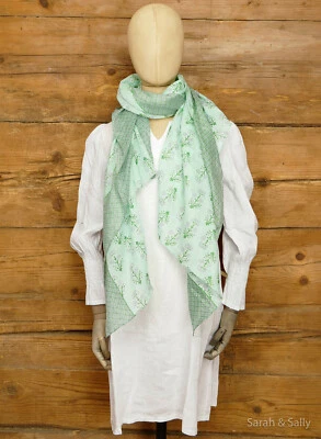 IND-302 Sarah & Sally Bio-Baumwollschal Pistazie mit Blumenmuster