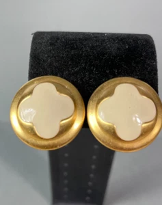 Pendientes Clip On Colgantes Escudo Redondo Tono Dorado Beige Mediados de Siglo Retro 1.25" - Imagen 1 de 10