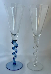 Flautas de champán VÁSTAGO ESPIRAL RETORCIDO Juego de 2 vasos soplados a mano 1-azul 1-claro - Imagen 1 de 4