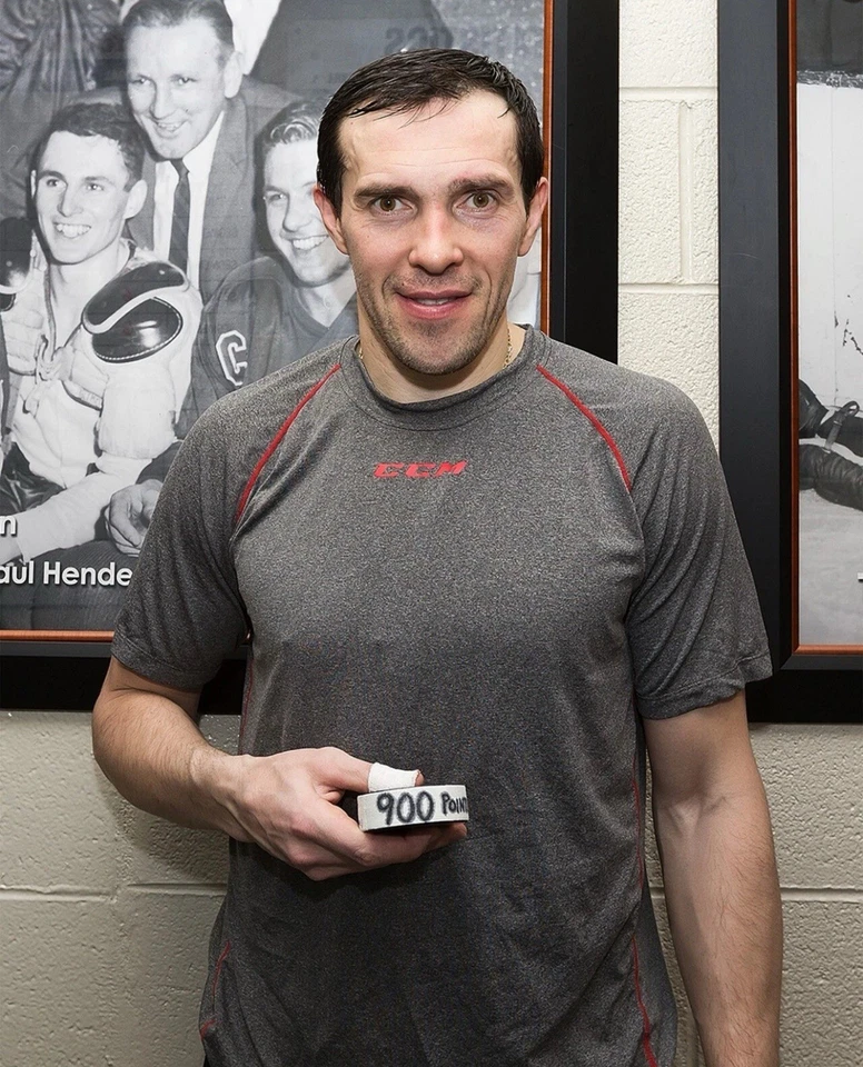 Foto de hockey Pavel Datsyuk 900 Career Points Puck Detroit Red Wings 8x10 NHL Foto 1 de 1