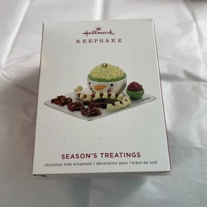 2019 Hallmark Andenken SEASON'S TREATINGS Popcorn Weihnachtsschmuck 11. in Serie - Bild 1 von 10