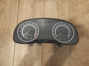 Kombiinstrument Skoda Fabia 6V 1,4 TDI Tacho 6V0920747B  Original - Picture 1 of 3