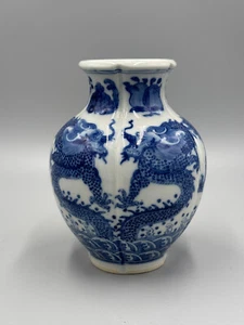 Antique 19th c Chinese Blue and White Dragons Vase 6 1/4" signed - Picture 1 of 9