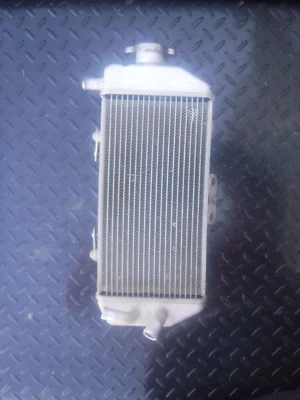 2007 YAMAHA YZ250F RIGHT FILL RADIATOR & CAP YZ 250F 06 07 08 09 - Image 1 of 4
