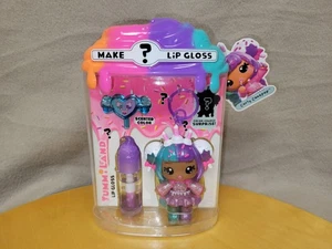 YummiLand Lipgloss Puppe: Carly Cakepop Mystery Farbwechsel - Neu versiegelt mit Etikett - Bild 1 von 6