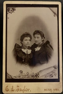 Foto antigua de tarjeta de gabinete 2 hermanas de Milton Iowa C.L. Fotógrafo Taylor - Imagen 1 de 7