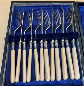 Vintage English Cutlery Fish Knife and Fork Set Silver Plated Bakelite Handles - Picture 1 of 6