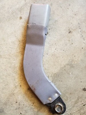 94 95 96 1994 FORD ESCORT SEDAN RIGHT PASSENGER FRONT SEAT BELT BUCKLE GREY - Image 1 of 4