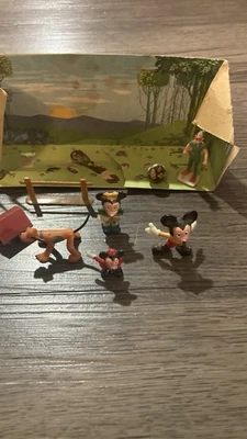 10 figuras Robin Hood vintage de los años 60 de Marx Disneykins con fondo de bosque Foto 1 de 4