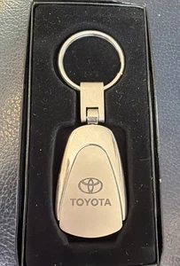 New Toyota Logo Keychain Silver - Picture 1 of 1