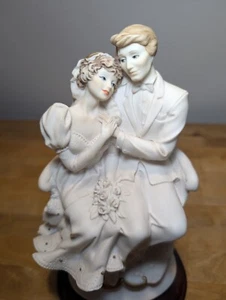 Giuseppe Armani Florencia #0189F Novia y novio en un jardín boda 9 1/2" - Imagen 1 de 7