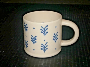 Taza de cerámica ramas azules u hojas y puntos firmados en la parte inferior (1) - Imagen 1 de 5