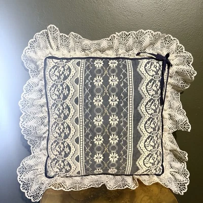 Синяя и белая кружевная подушка с оборками 18 x 18  - Изображение 1 из 3