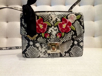 Женская сумочка Aldo цвета черного и слоновой кости искусственная змеиная кожа маленькая - Изображение 1 из 4