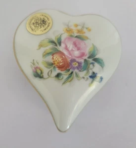Caja de baratija vintage estampada Limoges Francia blanca floral en forma de corazón 2,5"x2,5" - Imagen 1 de 10