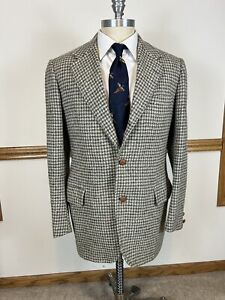 VINTAGE NORMAN HILTON HOUNDSTOOTH DONEGAL TWEED 3 ROLL 2 BLAZER THROAT LATCH 43L