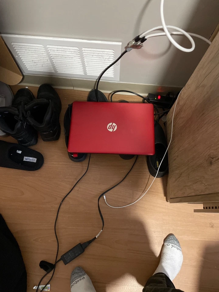 Portátil HP Dell rojo, pantalla táctil Foto 1 de 1