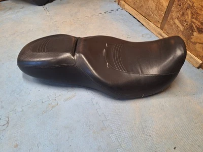 Assento completo 52314-04 Harley-Davidson Road King 98-07 FLHR RDW-92/61-0067 FABRICANTE DE EQUIPAMENTO ORIGINAL  - Imagem 1 de 4
