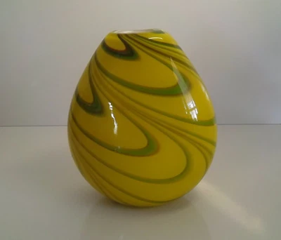 Jarrón de vidrio artístico vintage amarillo con ondas verdes rojas estilo MCM decoración del hogar Foto 1 de 4