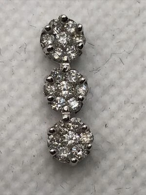 Colgante con dije de tres flores de diamantes de 0,50 quilates de oro blanco sólido de 14 quilates 1,3 gr. Foto 1 de 4