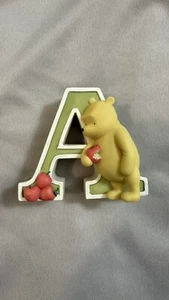Disney Hallmark Cerámica Winnie The Pooh Letra A De Pie o Colgante De Pared Primavera - Imagen 1 de 5