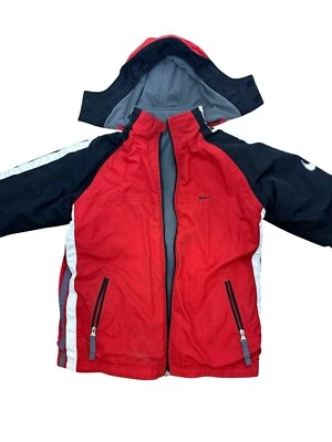 Cortavientos reversible de nailon/polar con cremallera completa para niños Nike rojo, negro y gris de colección Foto 1 de 4