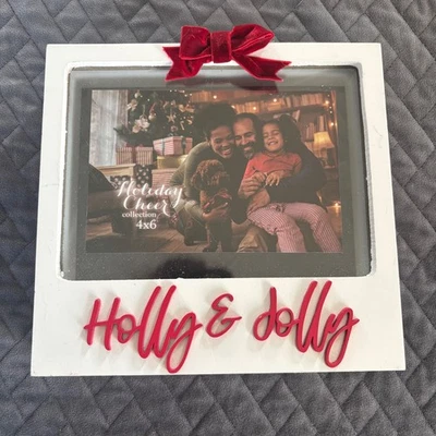 Marco de fotos de Navidad de madera blanca acebo/lazo de terciopelo rojo alegre 4x6 foto Foto 1 de 4