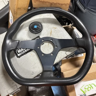 Volante Nardi de cuero negro en forma de D vintage, usado con bocina raro  Foto 1 de 4