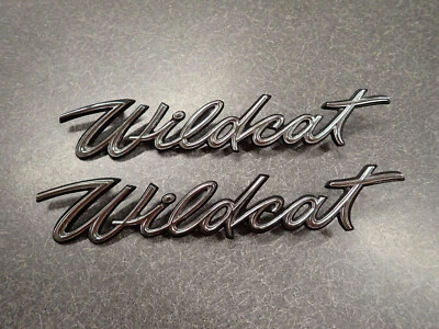 Buick Wildcat 1965 cuarto trasero/emblema de escritura de maletero 65 "Wildcat" par de monogramas Foto 1 de 4