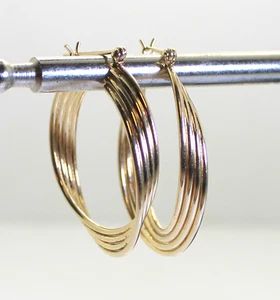 Pendientes grandes y hermosos estilo aro de tubo triple trenzado de oro amarillo de 14 K - Imagen 1 de 6