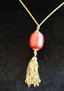 Collar Vintage Sarah Coventry 31" Tono Dorado con Colgante de Madera Rojo Oscuro de 1" - Imagen 1 de 4