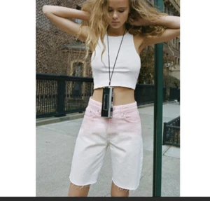 ZARA Damen rosa und weiß Pastell Ombré Denim Bermuda lange Shorts Größe 2 Neu mit Etikett - Bild 1 von 8