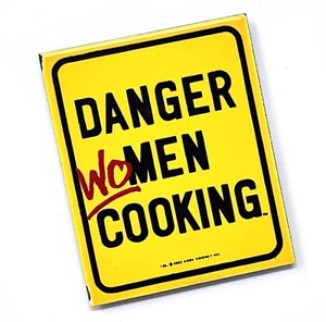 Vintage GEFAHR FRAUEN KOCHEN Ande Rooney MAGNET lustiges Gefahrenschild Magnet 2002 - Bild 1 von 4