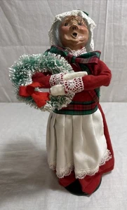 Byers Choice Carolers 1989 señora Claus sosteniendo una corona - Imagen 1 de 8