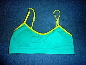 Size Medium Hanes Girls' Seamless Molded Cup Wire Free MHH189 Removable Pads - Picture 1 of 2