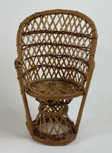 Sedia per bambole in vimini pavone supporto per piante 9" schienale alto retrò boho - Foto 1 di 10