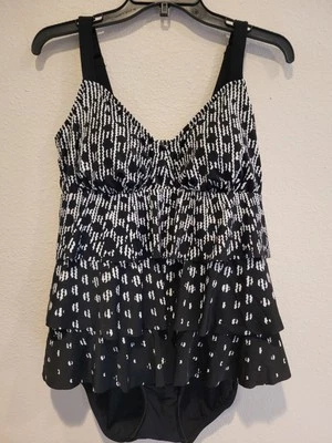 Traje de baño de una pieza para mujer Croft & Barrow. Talla 14. Usado muy ligeramente. Foto 1 de 3