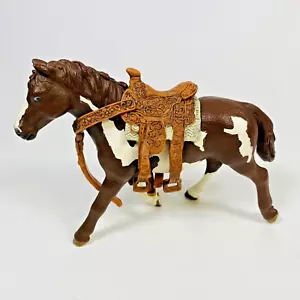 Schleich braun & weiß Pinto Stute Pferd mit Sattel & Halsband Figur 2013-nicht mehr produziert - Bild 1 von 13