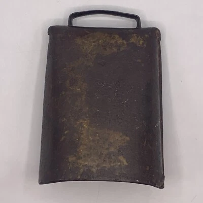 Antigua campana de vaca remachada de hierro fundido forjado de principios del siglo XX granja rústica de la década de 1910 Foto 1 de 4